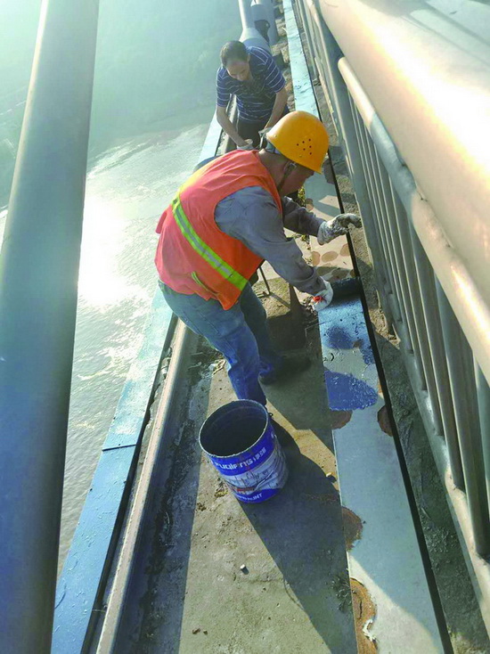 涪陵4座大桥桥架除锈上漆完工，城市基础设施焕新颜